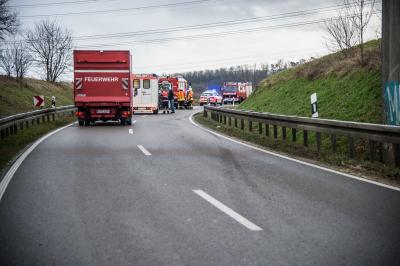 Ebersbach-Rosswaelden: Pkw kommt durch Sturmboee von der Strasse ab und landet im Graben
